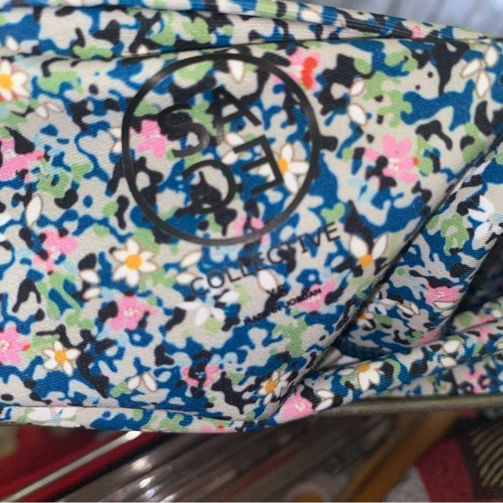 Sage Collective Ditsy Floral By let Shorts - Picture 5 of 5